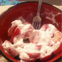 Snapdishの料理写真:Low fat whipped cream and fresh strawberries|ashley sandsさん