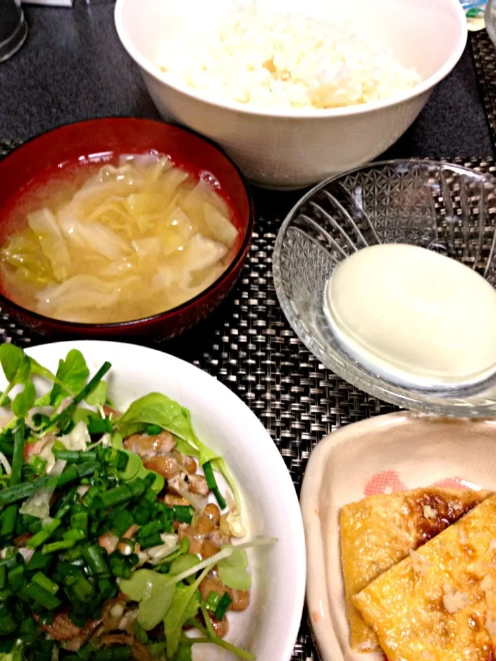 #昼飯 枝豆豆腐(塩で)、キャベツ味噌汁、白米、自家製レタスたっぷりの納豆(ミョウガと万能ネギも)、焼き油揚げ(生姜のっけて)。油揚げうんまいね油揚げ|ms903さん