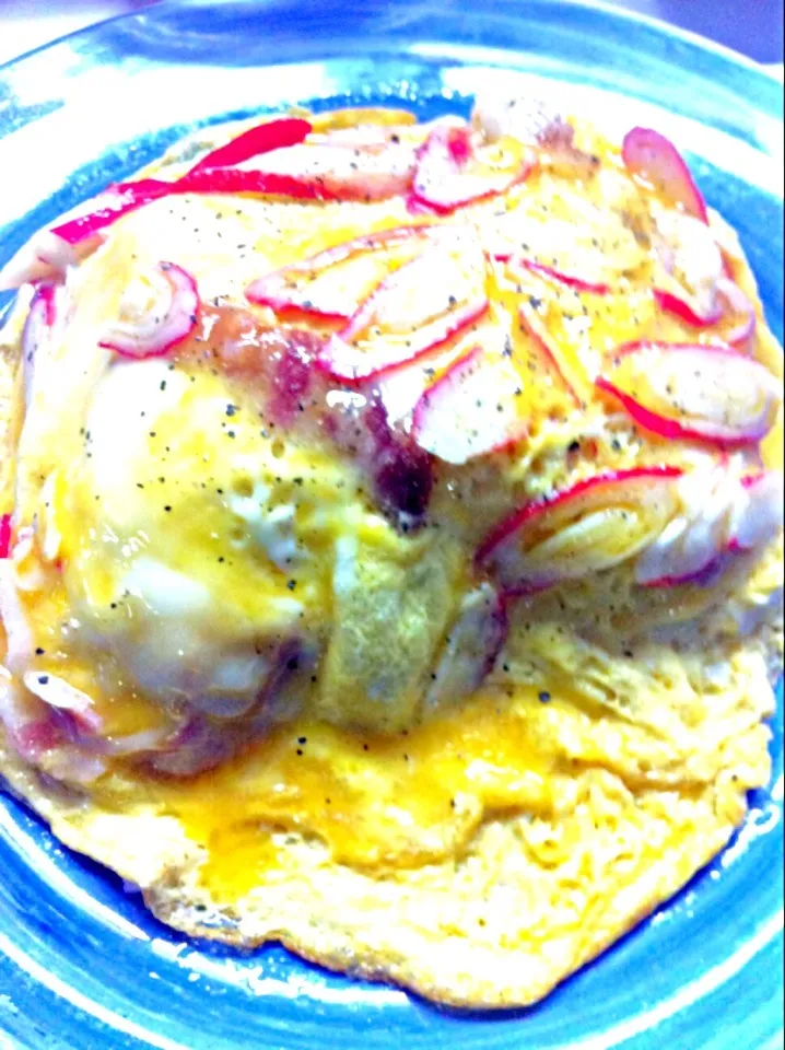 Snapdishの料理写真:ข้าวไข่ข้นเบคอน แฮม ปูอัด Soft creamy Eggs with Ham Bacon Imitation crab meat|Toa Nakaratさん