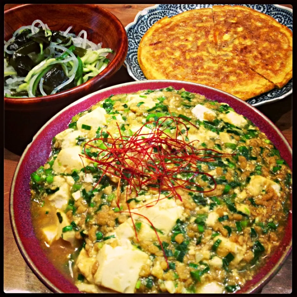 5.30晩ご飯、大豆タンパクのカレー風味の麻婆豆腐、切り干し大根の卵焼き、マロニーとキュウリとわかめの中華サラダ|ひとみさん