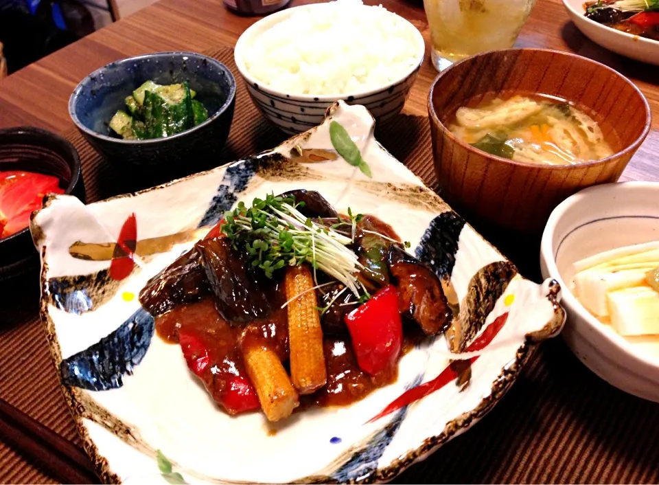 茄子とピーマンの肉味噌煮込み、叩き胡瓜・昆布茶と黒胡麻和え、山芋のワサビ醤油、トマト、人参とワカメと油揚げの味噌汁、ごはん|サチさん