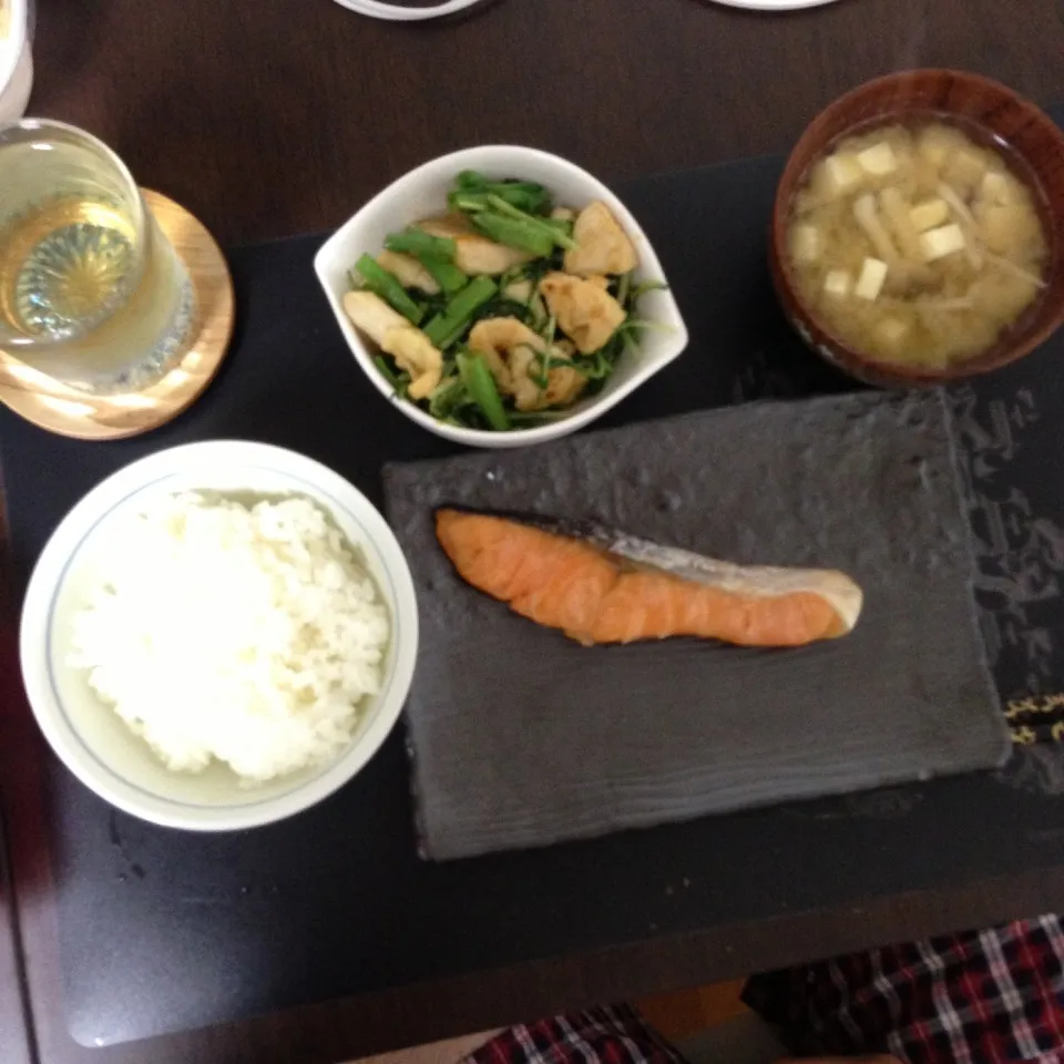 Snapdishの料理写真:焼鮭、水菜鳥肉炒め、きのこ豆腐味噌汁|kanaさん