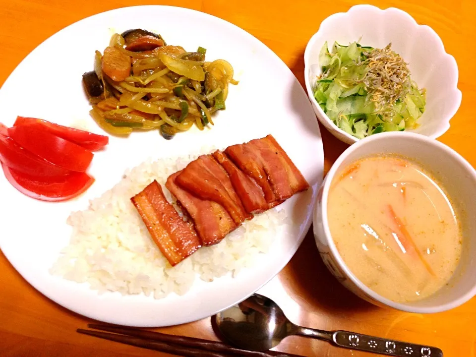 甘辛ダレのベーコンのっけごはん、野菜とウインナーのカレー炒め、きゅうりとじゃこのサラダ、豆乳ラー油スープ、トマト❤|まりえさん