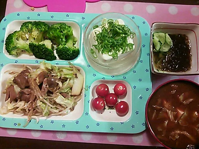 レバニラもやし炒め&なめこ味噌汁&もずくきゅうり&サラダ|クラキティさん