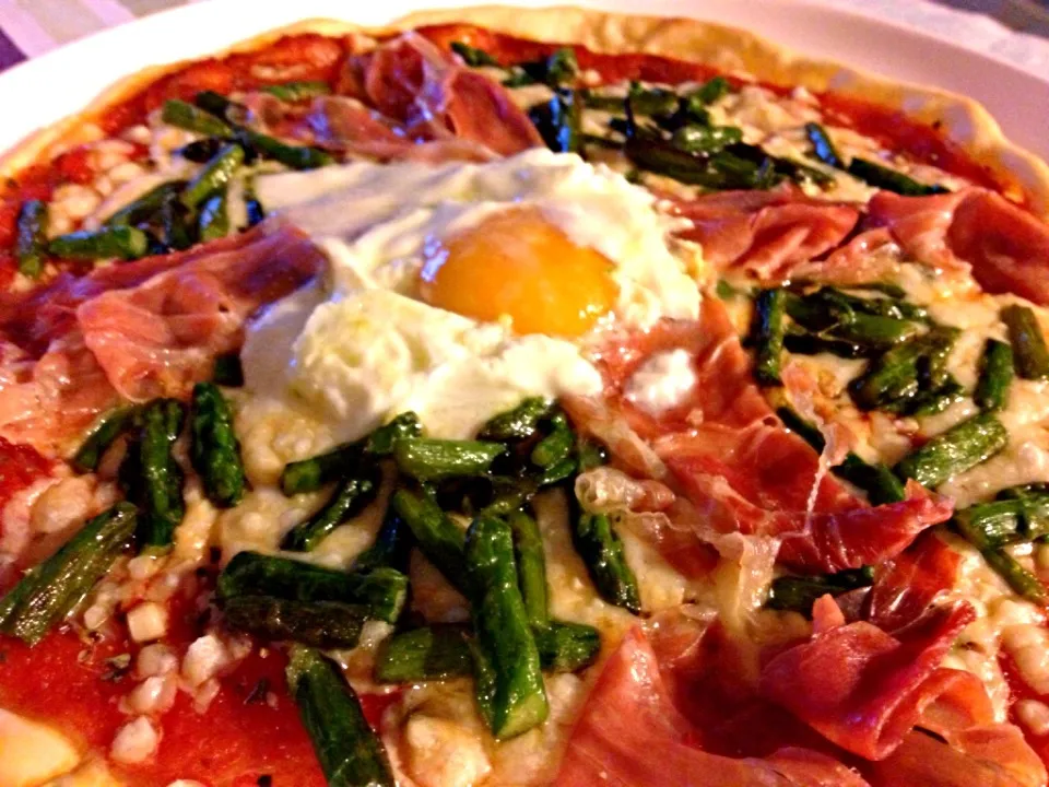 Snapdishの料理写真:Pizza: Serrano jam, wild asparragus, egg, tomate and mmmmm...ozarella.|De Pupesさん