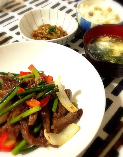 牛肉とにんにくの芽の炒めもの🍀きんぴら蓮根🍀わかめスープ🍀豆ごはん|mochaさん