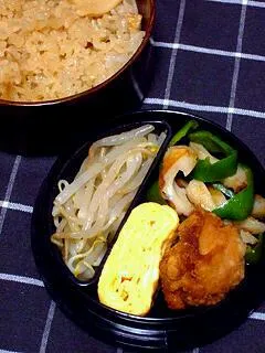 Snapdishの料理写真:お弁当（筍ご飯、もやしのナムル、ピーマンとちくわの炒め物、卵焼き、唐揚げ）|すーさん