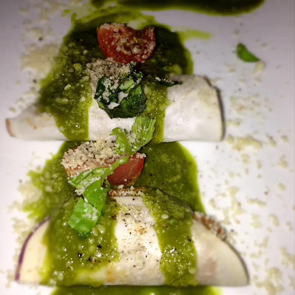 Raw ravioli with sun dried tomato basil filling and pesto walnut  cheeze|stephanieさん