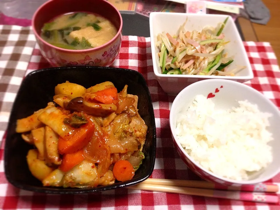 Snapdishの料理写真:キムチ肉じゃが/もやし中華風サラダ/ほうれん草とおあげさんお味噌汁/ご飯|りんころさん