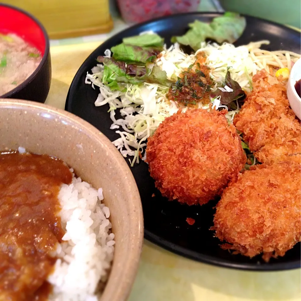 チキンカツとコロッケ定食。ご飯はカレー。|tetsuさん