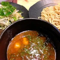 今日のランチ
辛味つけ麺 ボイル野菜トッピングなり！|こばまさん