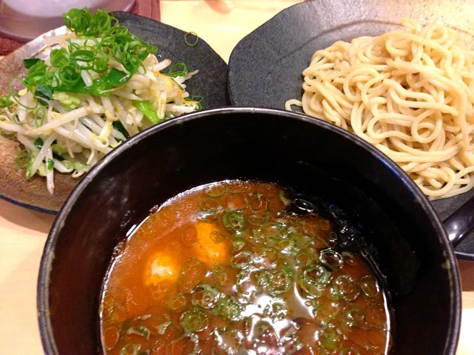 今日のランチ
辛味つけ麺 ボイル野菜トッピングなり！|こばまさん