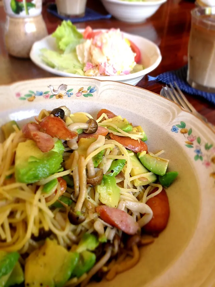 アボカドとしめじのわさび醤油パスタ|hongkiさん