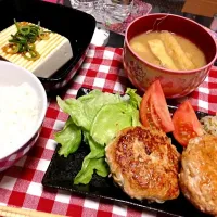 Snapdishの料理写真:もやしつくね/付け合わせ野菜/お味噌汁/冷奴/ご飯|りんころさん