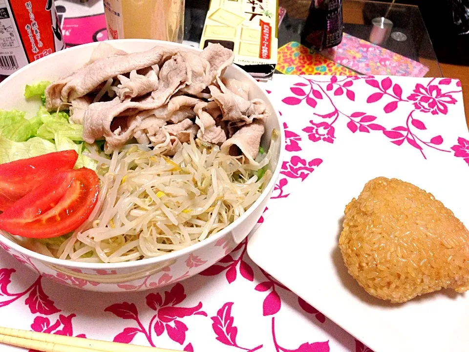 冷しゃぶサラダのせ冷やしうどん/焼きおにぎり|りんころさん