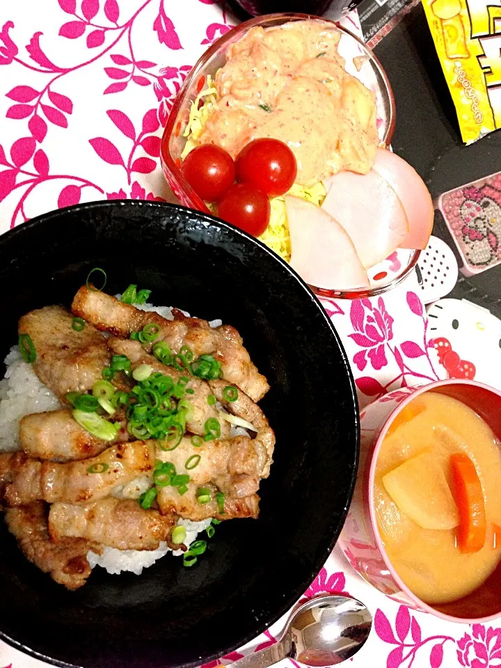 Snapdishの料理写真:豚バラ丼/豚汁もどき/キムチ豆腐サラダ|りんころさん