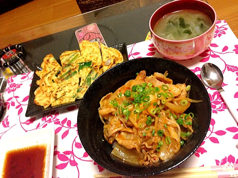 Snapdishの料理写真:豚キムチ丼/チヂミ/中華スープ|りんころさん