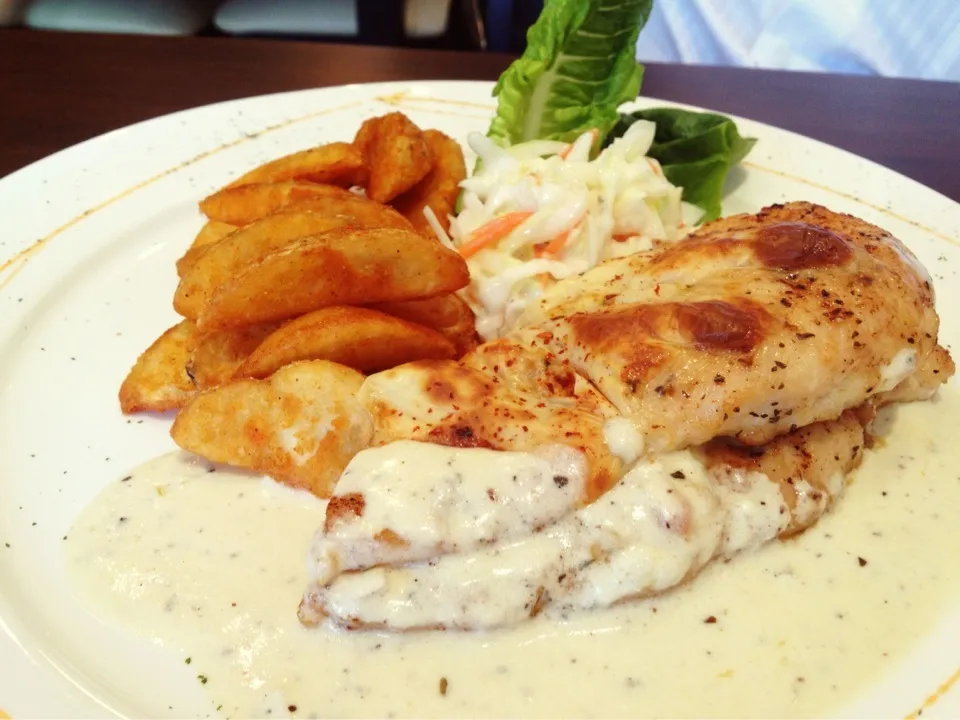 Chicken breast , chips with coleslaw.|(=^x^=)さん