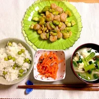 Snapdishの料理写真:えびとそら豆のオイスター炒 グリンピースごはん 人参マリネ 味噌汁|古賀愛さん