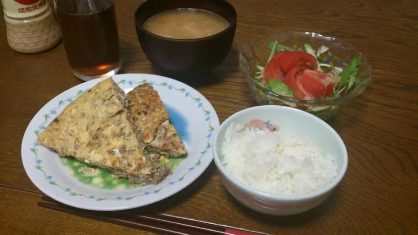 Snapdishの料理写真:ひき肉入り卵焼き＆昨日の豚汁＆サラダ|えっちゃんさん