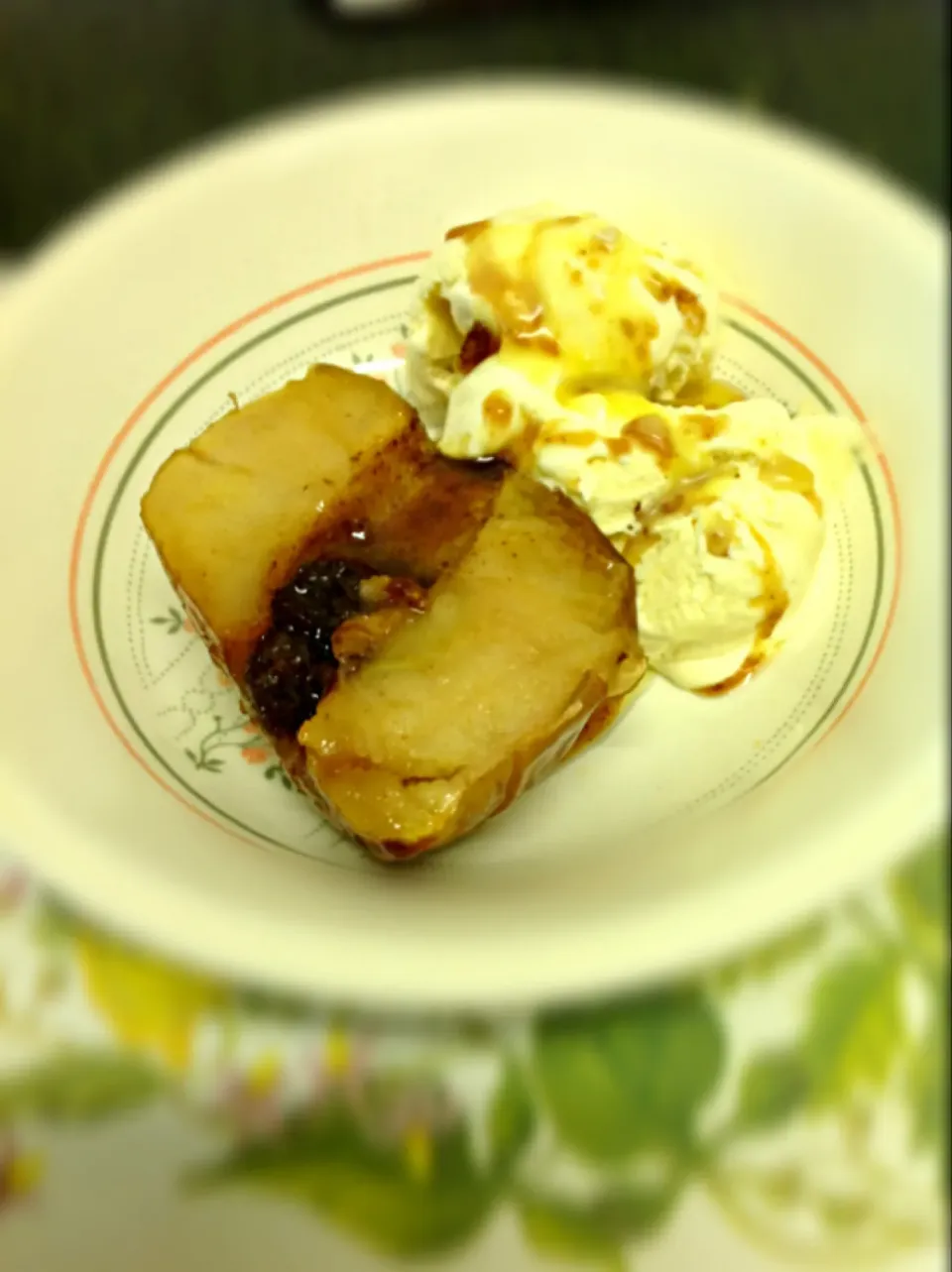 Snapdishの料理写真:Spiced baked apple with Ram raisins & butter, Vanilla ice cream  シナモンとバターとラムレーズンたっぷり焼きりんご、バニラアイス|ずきみくさん