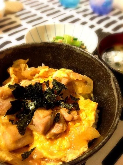 ふわトロ親子丼🍀小松菜とツナの和え物🍀お味噌汁|mochaさん