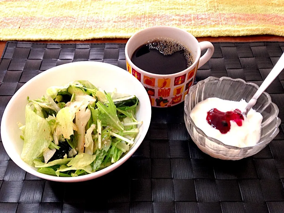 Snapdishの料理写真:サラダ&ヨーグルト☕|マニラ男さん