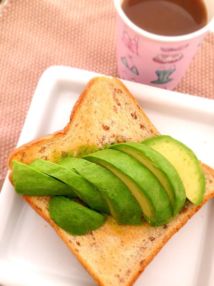 ライ麦トースト&アボカド Toasted rye bread w/ avocado|yummersさん