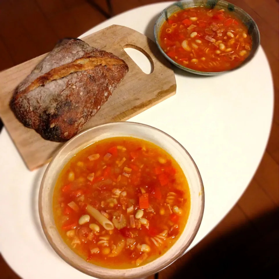 Vegetable tomato soup w/ pasta and organic brown bread|Emi Chiba-Smithさん