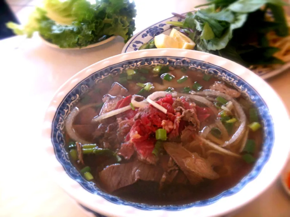 PHO ここのはスープの色が普通より濃くて味が結構あり何もいれなくても美味しかったよ。この上に野菜をたくさん乗っけて食べます。日本でPHOって食べたことなかったけど、くせになるのよこれが～|happymamaさん