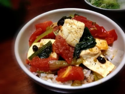 トマトと豆腐の豆豉炒め丼|まちまちこさん