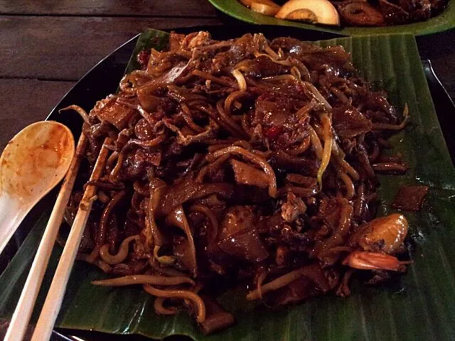 Fried Kway Teow (fried noodles with cockles, egg, prawn and beansprout)|genさん