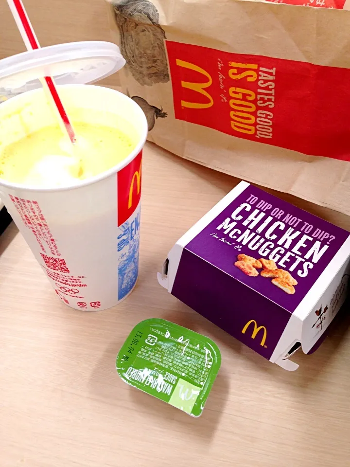 Snapdishの料理写真:マックフルーリー(バナナ)、ナゲット(わさび風味ソース)|みうさん