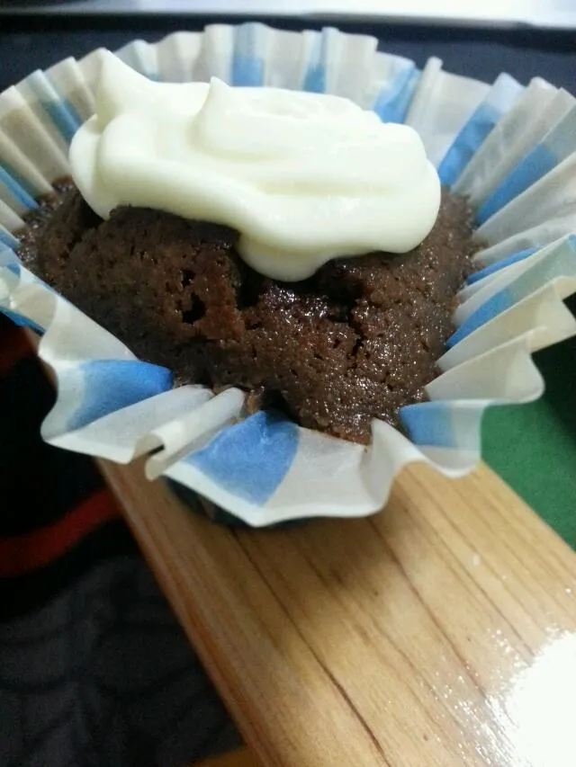 Chocolate cupcake with buttercream frosting!|Shermaineさん