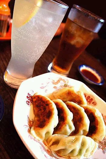 近所の中国料理店で餃子♪　ビールは餃子が来る前に飲みおわっちゃったから焼酎で！|ちぃちゃんさん