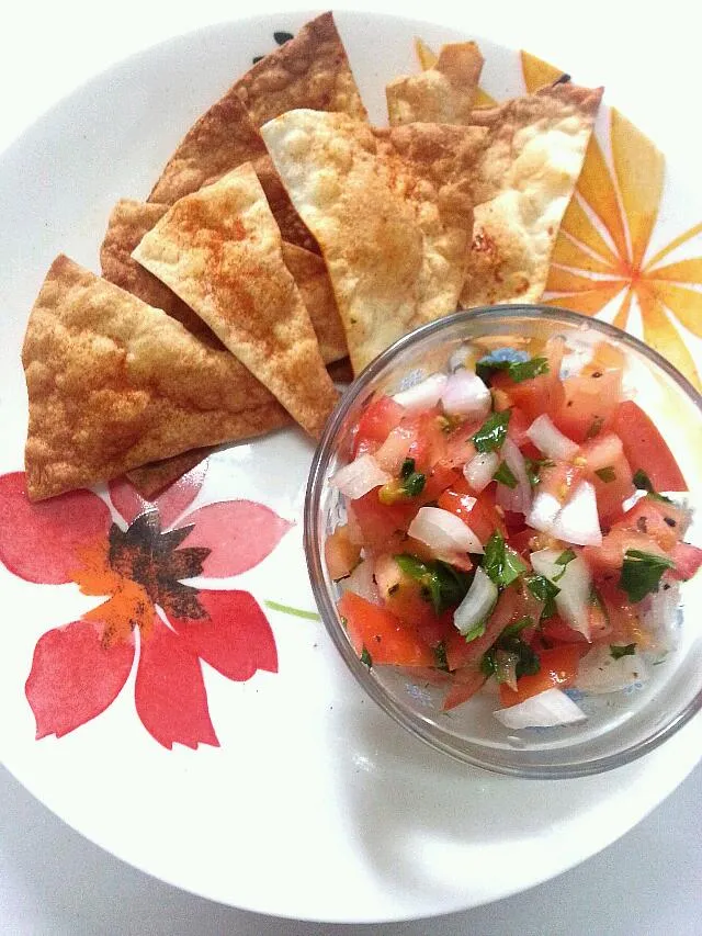 tortilla chips with pico de gallo salsa|himoowaheedさん