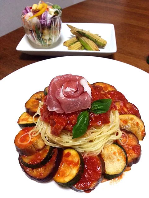 Snapdishの料理写真:なすとズッキーニのトマトソースパスタ生ハムぞえ♪|キンリサさん