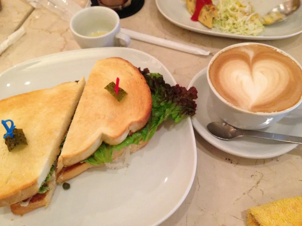 カフェ モニのサーモンとクリームチーズのサンドイッチ|junkoさん