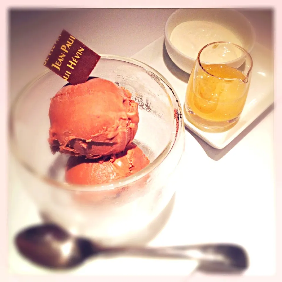 Snapdishの料理写真:Glace au chocolat doux＋Sauce passion ananas|cakeさん