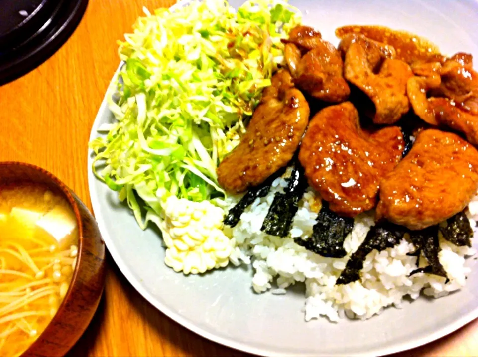 豚の生姜焼き丼とエノキと豆腐の味噌汁|soukubotaさん