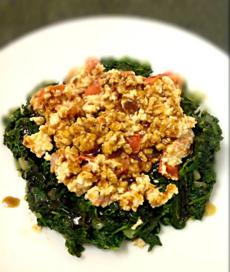 Snapdishの料理写真:Tomato scramble egg on sauté spinach with oyster sauce  炒めほうれん草のトマト炒り卵のせオイスターソースかけ|ずきみくさん