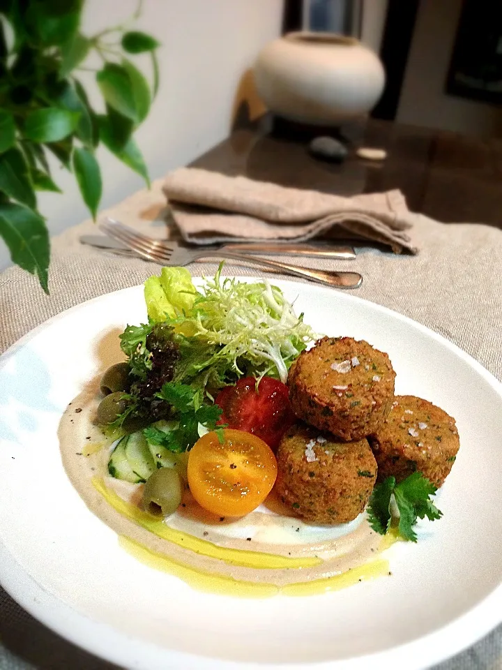 Falafel with tahini and yoghurt dressings|rick chanさん