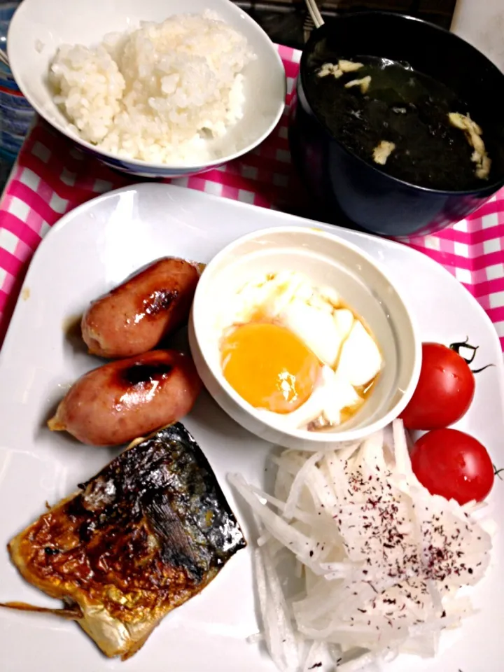 朝ごはん。食べにでようかと思いつつ、やはし、作った。代わり映えしないけど、美味しい|ハルさん