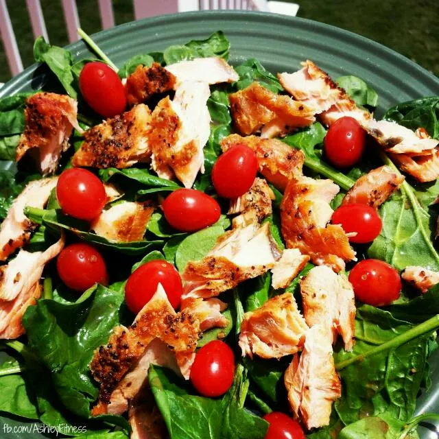 Grilled Salmon Spinach Salad|Ashley Stampさん