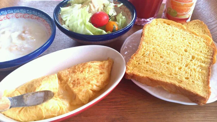 にんじんパンととろけるチーズのオムレツモーニング。|さわ太郎さん