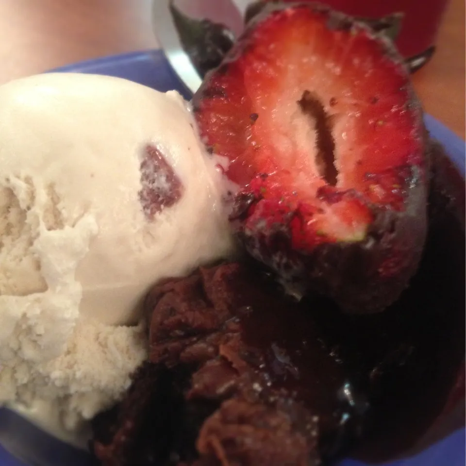 Pecan vanilla ice cream / chocolate brownie / chocolate strawberry cover.|Moroni Valdivieso-Quijanoさん