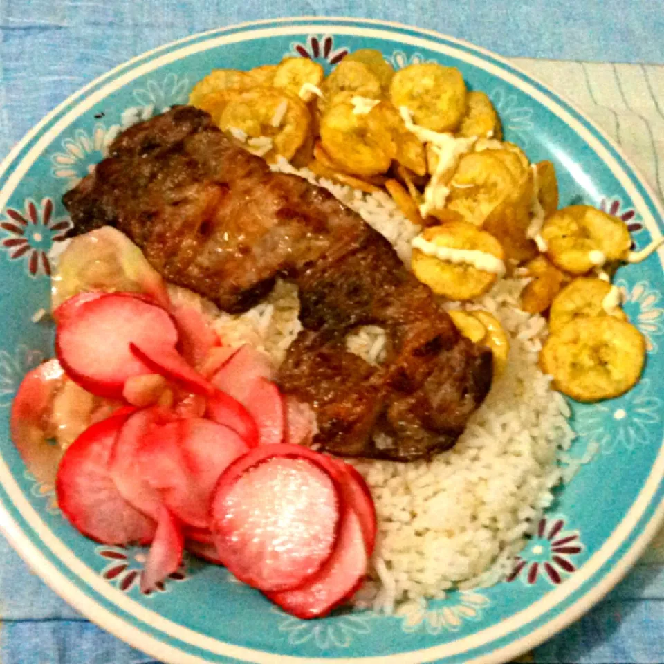 Arroz con carne, chifles y ensalada de rabanos|Magnate Cristhian🍤さん