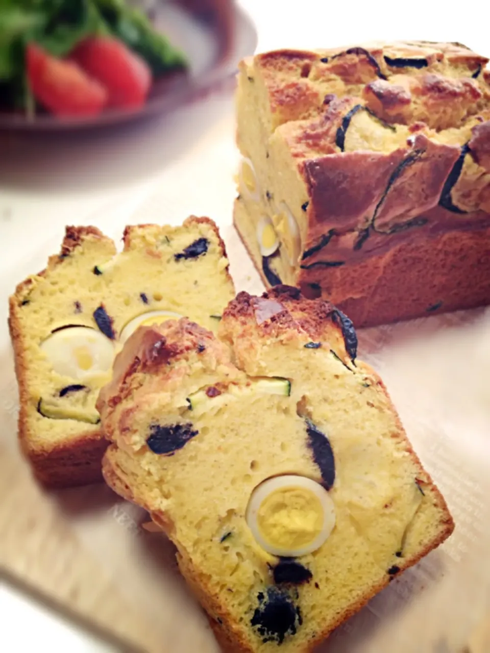 HMで簡単(^^)   ズッキーニとうずらの卵、ブラックオリーブのケークサレ|あきさん