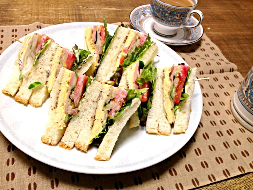 遅めのブランチ🍞サンドイッチ|プーオンマさん