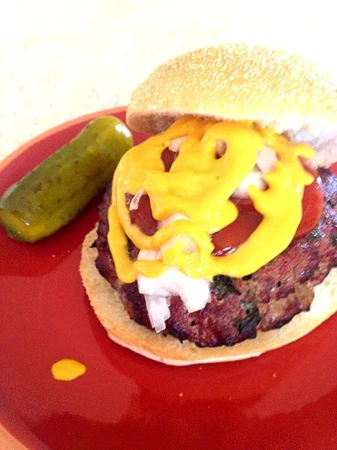 A juicy Lucy!  A well seasoned grilled burger that we stuffed with pepper jack cheese.|amyさん